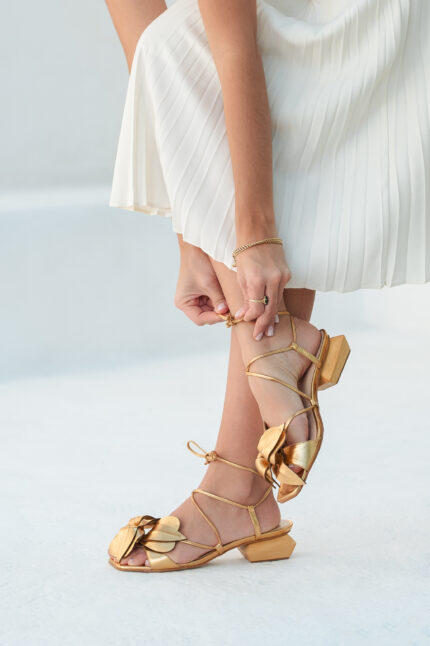 Sandália Com Flor Luna Salto Baixo
