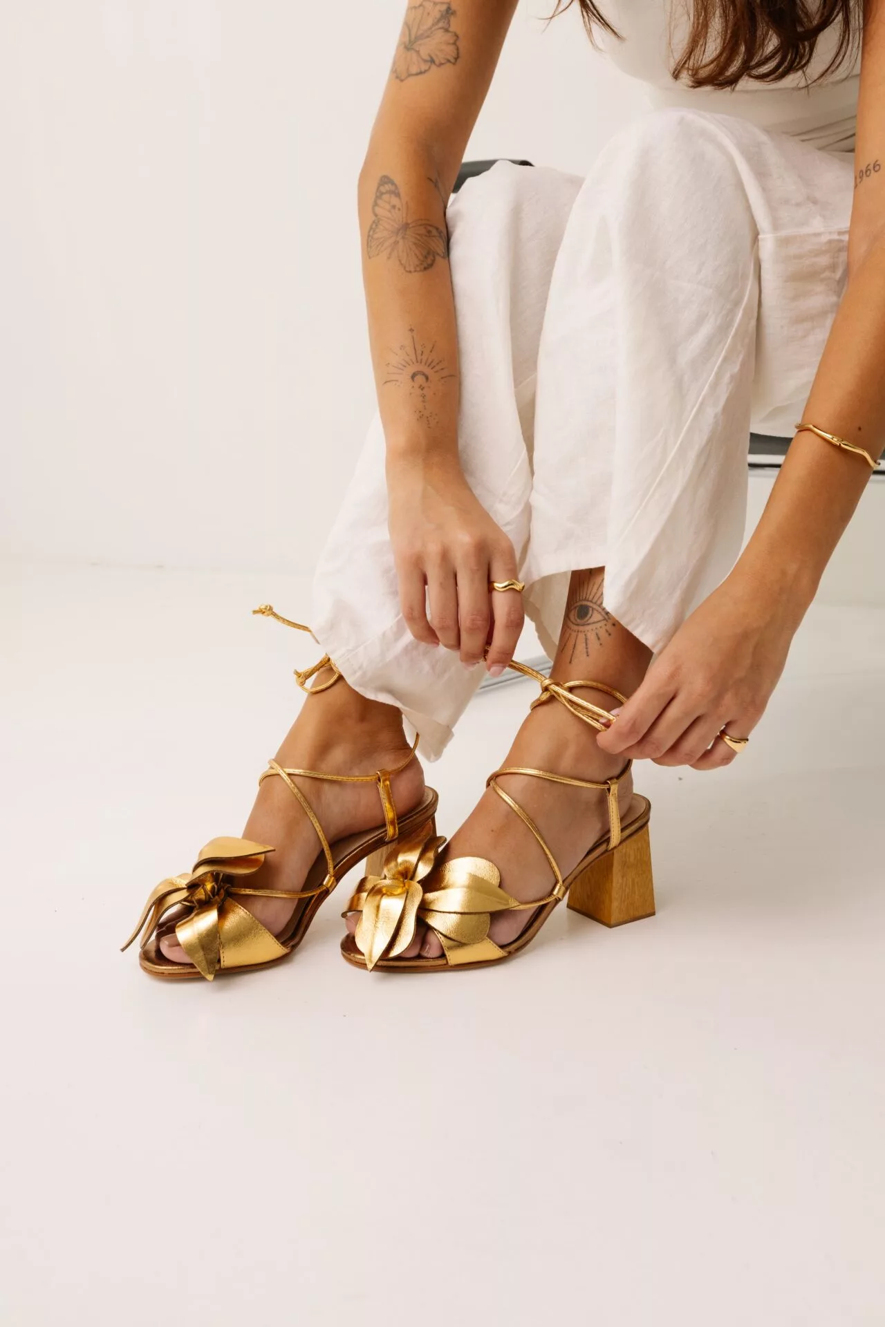 Sandália Com Flor Luna Salto Alto