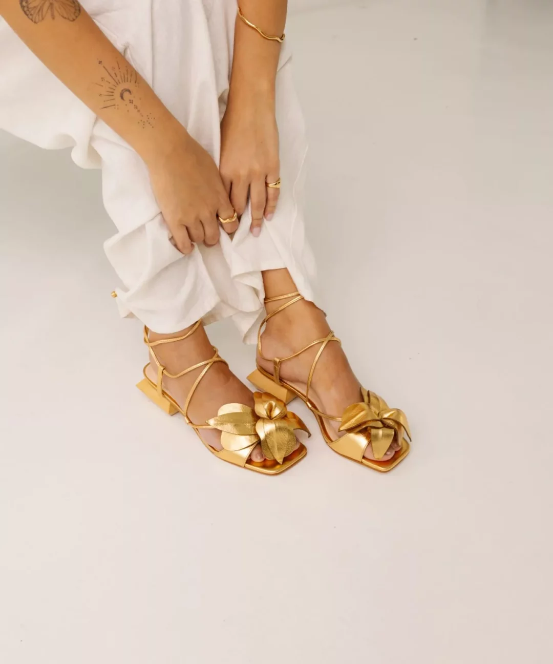 Sandália Com Flor Luna Salto Baixo