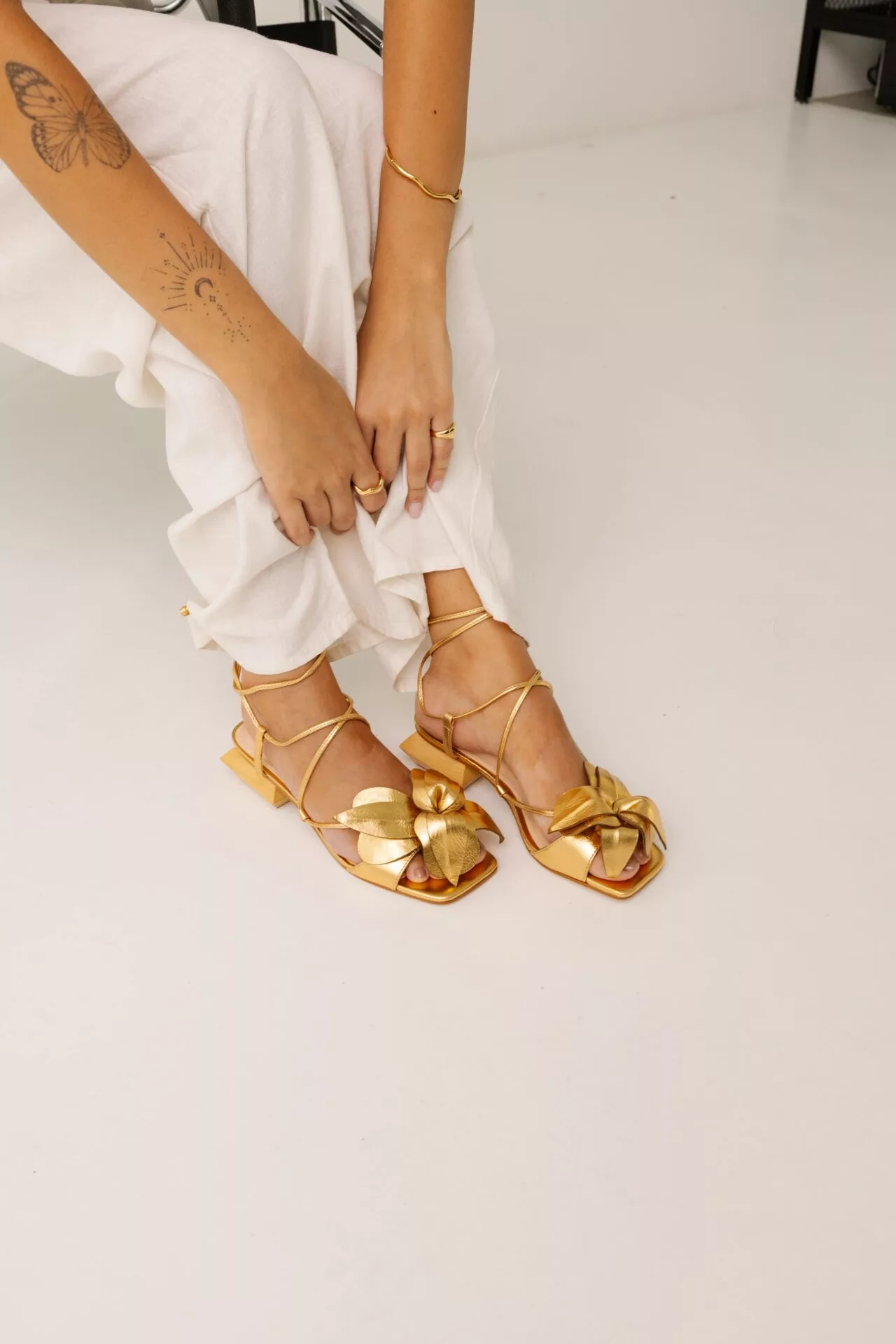 Sandália Com Flor Luna Salto Baixo