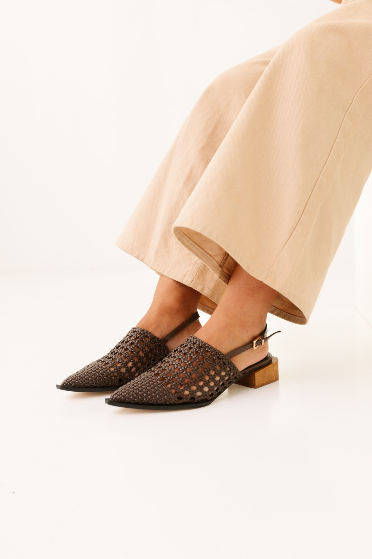 Sapato Slingback em Couro Poulaines - Imagem 2