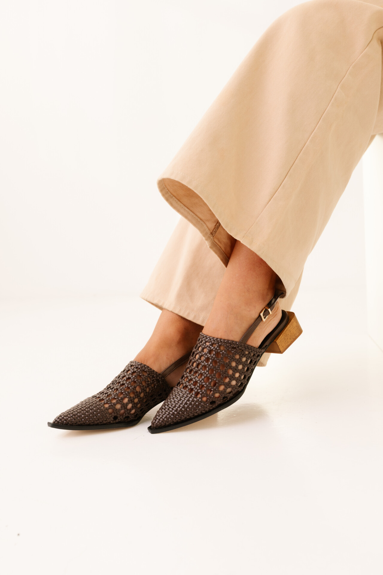 Sapato Slingback em Couro Poulaines