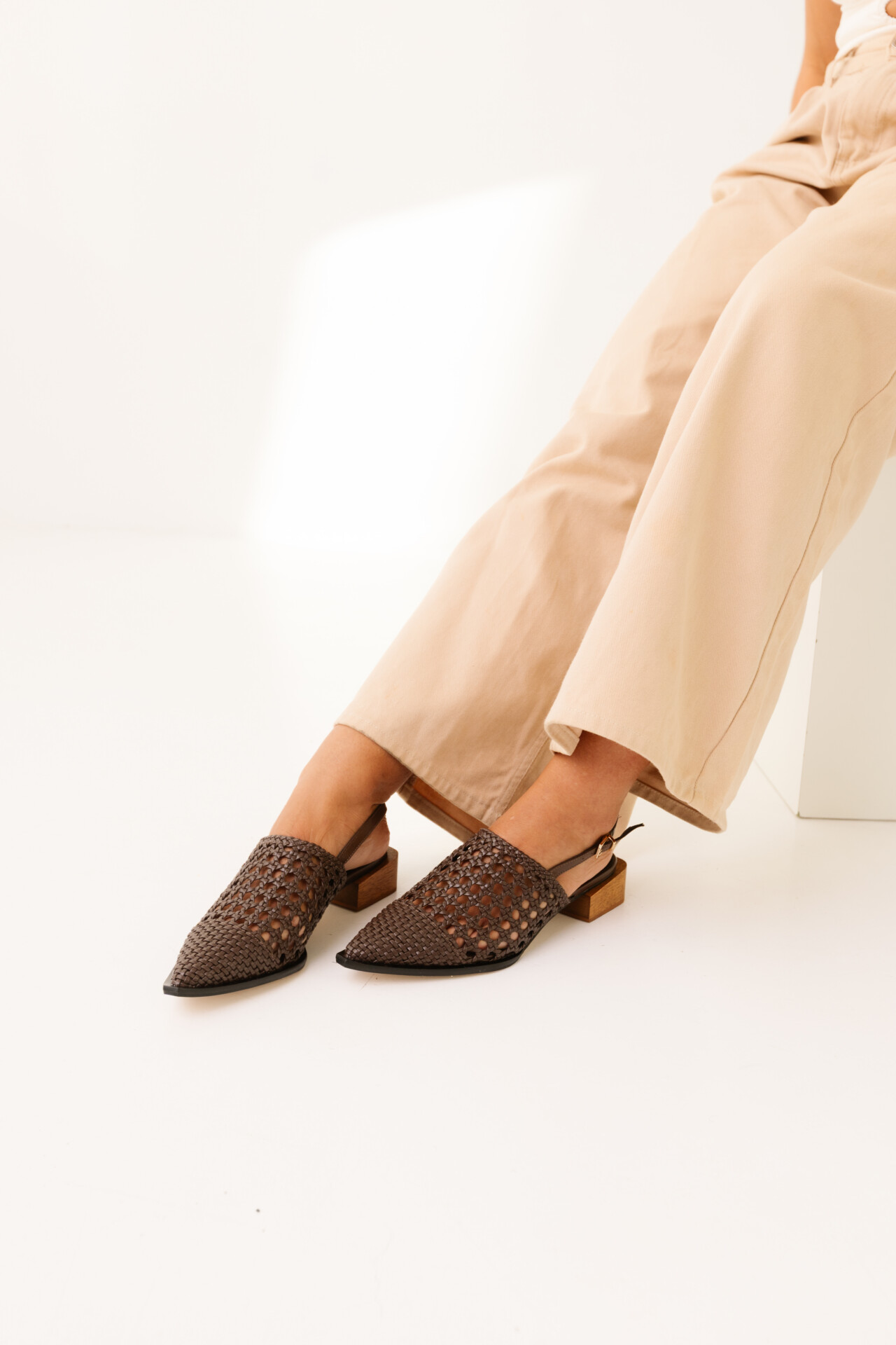 Sapato Slingback em Couro Poulaines - Imagem 3