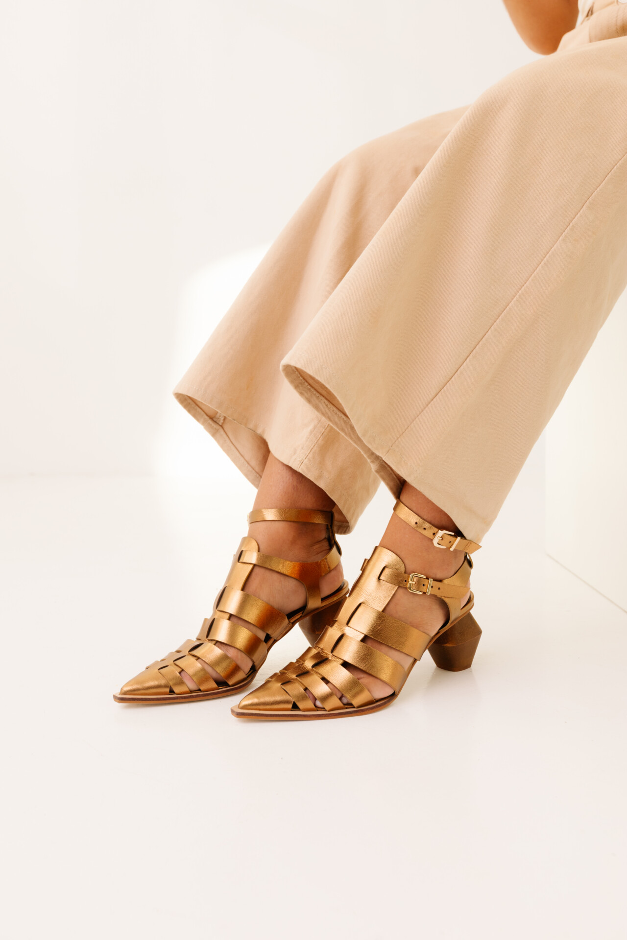 Sapato em Couro e Salto Madeira Grevas - Imagem 3