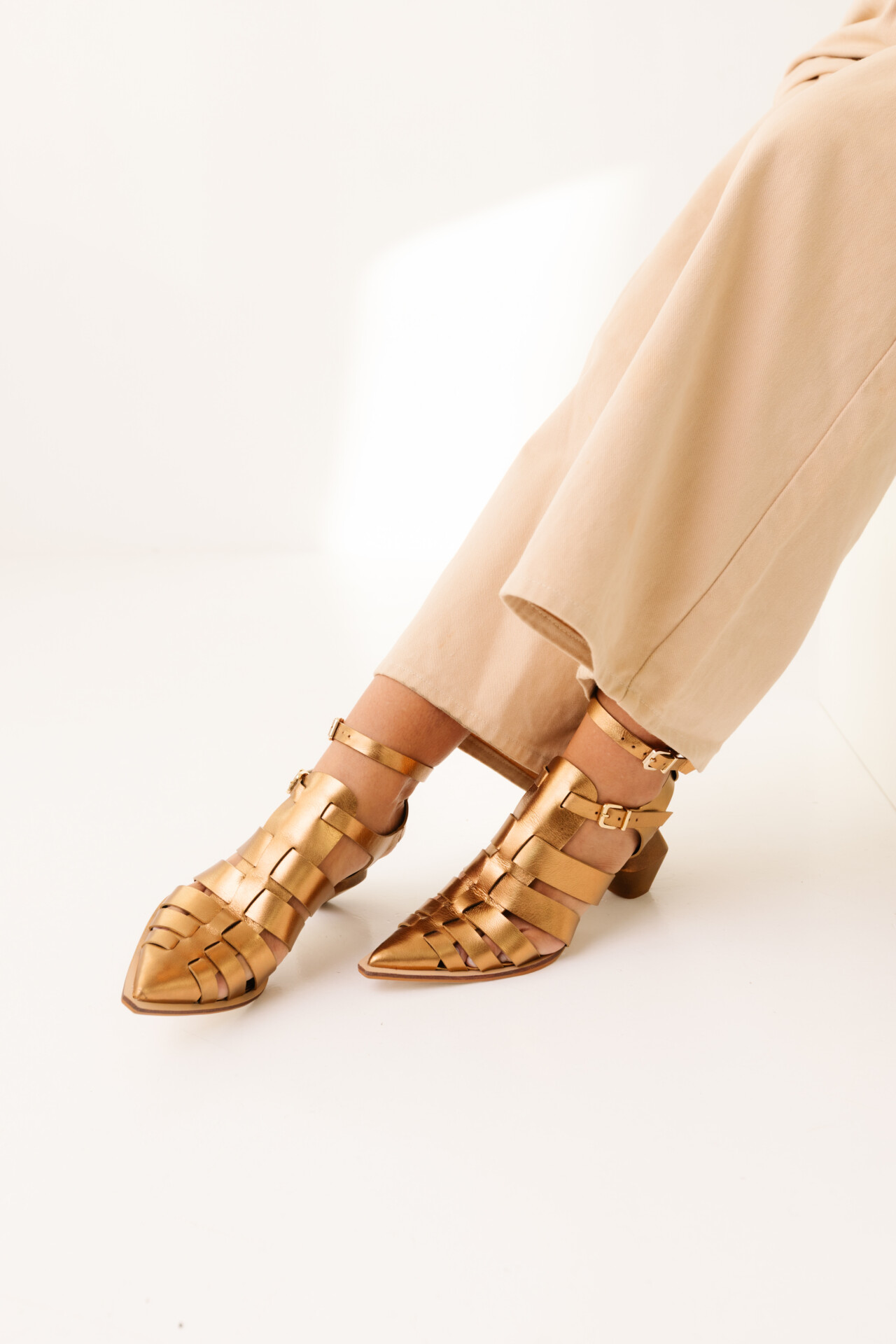 Sapato em Couro e Salto Madeira Grevas