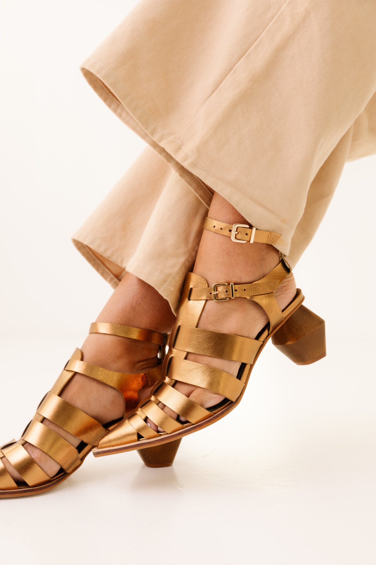 Sapato em Couro e Salto Madeira Grevas - Imagem 2