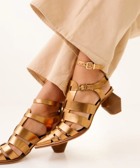 Sapato em Couro e Salto Madeira Grevas